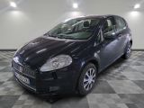 la photo d'une voiture noire garée dans un garage