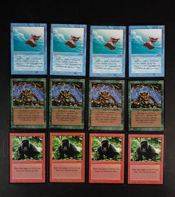 six cartes d'un jeu de cartes avec l'image d'un gorille en arrière-plan