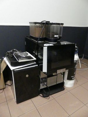 beaucoup d'appareils électroménagers posés à même le sol