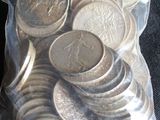 un sac rempli de pièces de monnaie posé sur une table