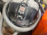 une photo d'une machine sale posée par terre