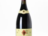 une bouteille de vin posée sur une table