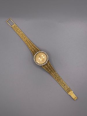 une montre-bracelet en or dont le cadran est cerclé de diamants