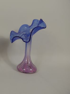 deux vases placés l'un à côté de l'autre