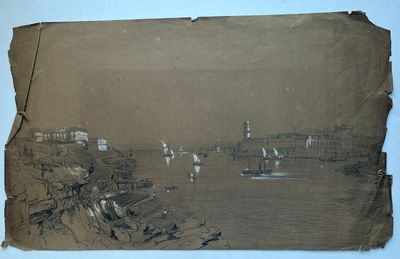 une vieille photo représentant un bateau sur un plan d'eau, avec un phare en arrière-plan