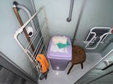 une petite salle de bains équipée de toilettes et d'une poubelle
