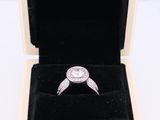 une photo d'une bague dans un écrin, avec un diamant à l'intérieur