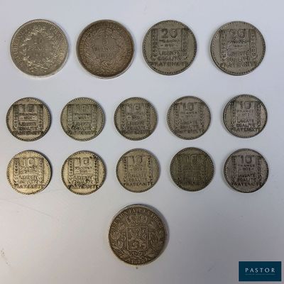 une collection de vieilles pièces chinoises posées sur un fond blanc