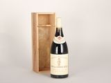une bouteille de vin devant une caisse en bois
