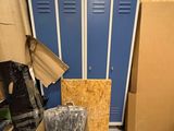 une pièce remplie de cartons et d'autres objets