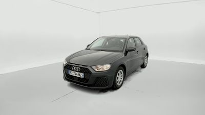 La voiture est garée dans une pièce blanche au sol blanc.