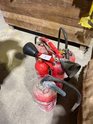 5 extincteurs eau et poudre