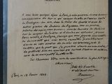 une feuille de papier avec une écriture dessus, posée sur une table