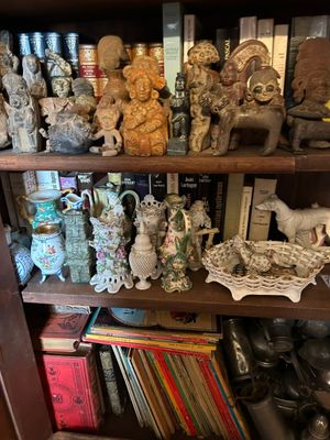 une étagère sur laquelle sont disposées de nombreuses figurines de toutes sortes