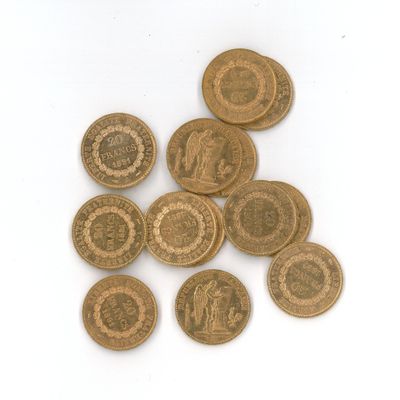 quelques pièces sont empilées les unes sur les autres sur une surface blanche