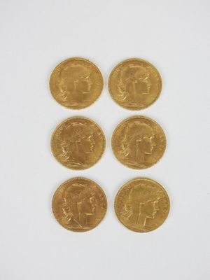 six souverains d'or britanniques sur fond blanc