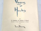 un vieux livre écrit posé sur une table