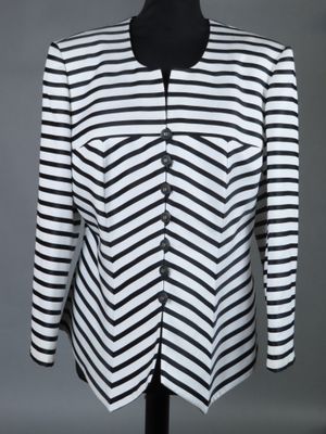 une veste rayée noir et blanc sur un mannequin, un mannequin, un mannequin, un mannequin, un mann