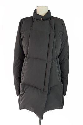 une photo d'une veste noire sur un mannequin, un mannequin, un mannequin, un mannequin, un mannequin, un mannequin, un mannequin, un mannequin