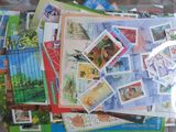 un sac rempli de timbres posé sur une table