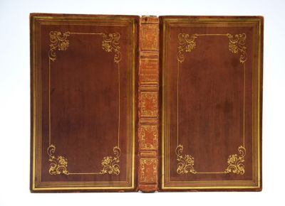 un vieux livre ouvert de manière à montrer la première et la dernière page