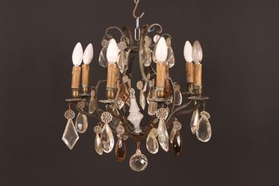 un petit lustre à cinq lumières suspendu au plafond
