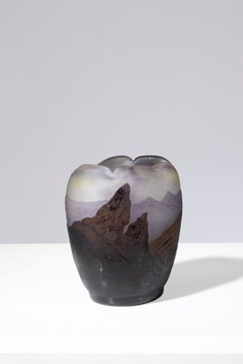 une image représentant un vase orné d'un paysage de montagne