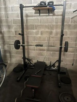 une photo d'un équipement de gym installé dans un garage