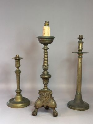 618. Réunion d’un pique-cierge en bronze XVIIe et deux flamb…