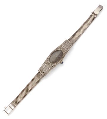 gros plan d'une montre-bracelet sur une surface blanche