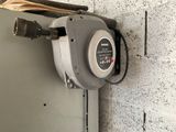 une photo d'un compteur d'eau fixé au mur