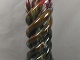un vase en verre orné d'un motif en spirale