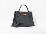 un sac à main en cuir noir sur fond blanc
