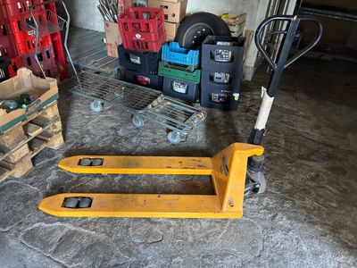 une palette posée par terre dans un garage