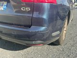 une voiture garée sur le côté de la route