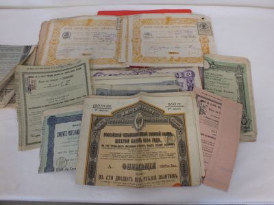 une pile de vieux papiers et de vieux certificats posée sur une table