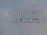 une pancarte sur laquelle on peut lire « Janny MT » sur le côté d'un camion