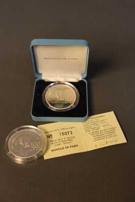 un gros plan d'une pièce de monnaie dans une boîte avec un ticket