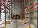 un grand entrepôt rempli d'étagères et de palettes