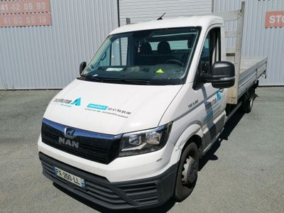 une camionnette blanche garée devant un bâtiment