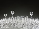 un grand nombre de verres à vin posés sur une table