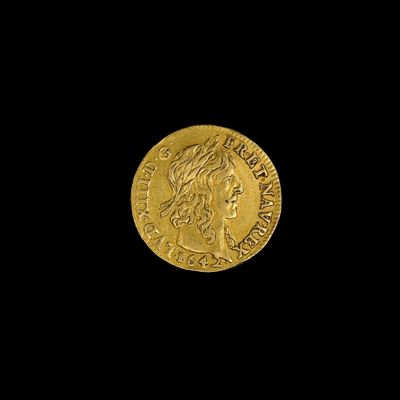 gros plan d'une pièce d'or sur fond noir