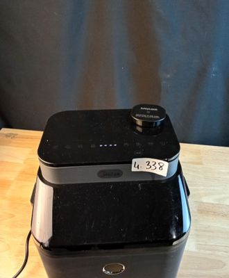 une photo d'un grille-pain posé sur une table, avec une étiquette de prix dessus