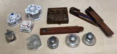 une table sur laquelle se trouvent de nombreux objets différents