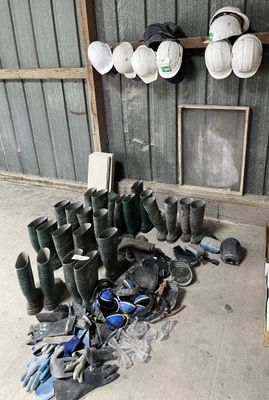 de nombreux bonnets et gants éparpillés sur le sol d'un immeuble