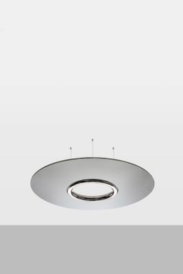 un gros plan d'une lampe fixée au plafond