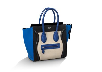 un sac à main bleu et noir sur fond blanc