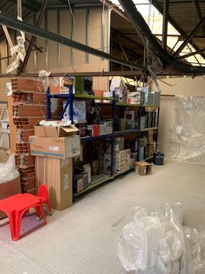 une pièce remplie de cartons et d'une chaise rouge