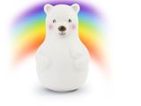 un petit ours polaire blanc avec un arc-en-ciel en arrière-plan