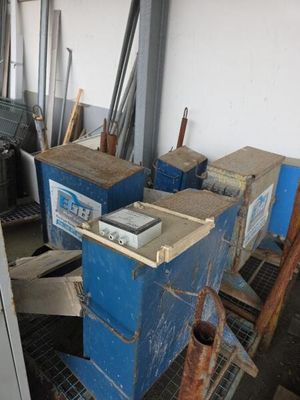 une boîte bleue posée au milieu d'une pièce